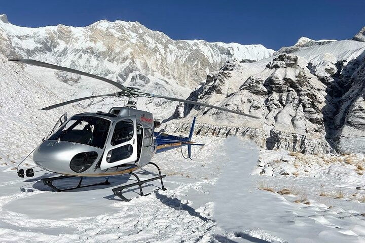 アンナプルナベースキャンプトレッキング（ヘリコプター往復付き）